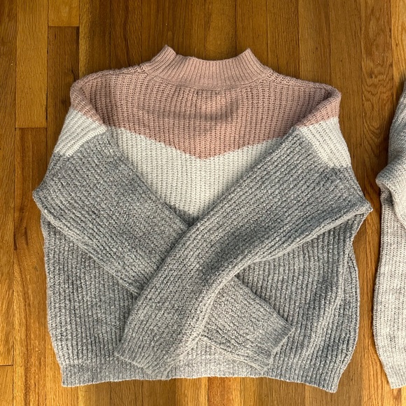 2 Sweaters Size Small - Picture 3 of 3